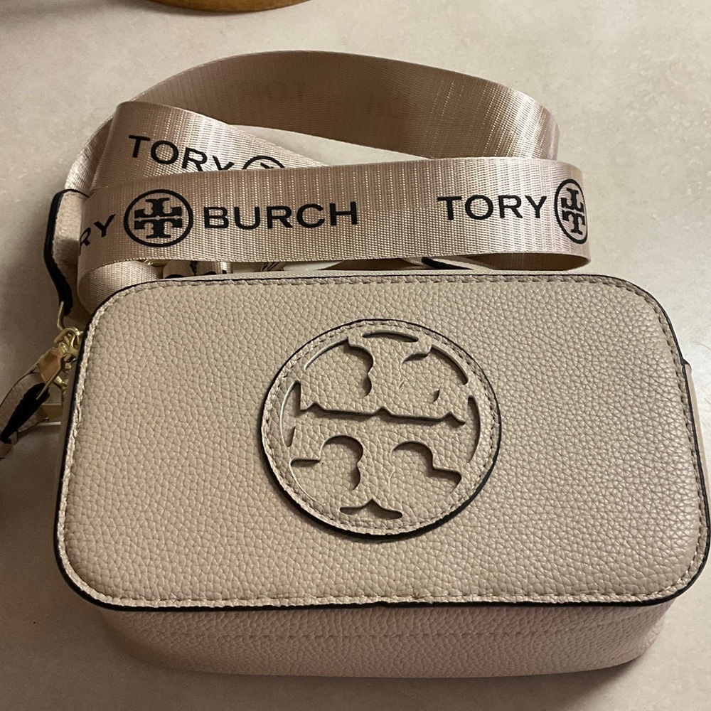 NO BRAND. It is a dupe of designer bag. Cream Crossbody Bag - Picture 2 of 6